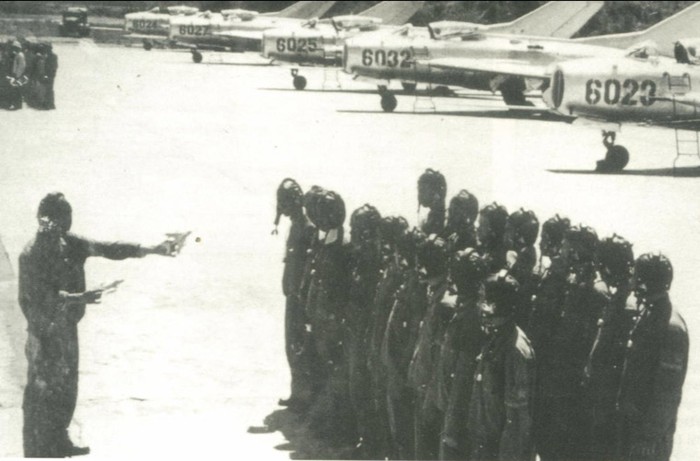 Ngoài các máy bay tiêm kích do Liên Xô viện trợ, năm 1969 không quân ta còn nhận một số tiêm kích đánh chặn J-6 do Trung Quốc sản xuất. Trên cơ sở số máy bay này, ta thành lập thêm Trung đoàn tiêm kích 925.